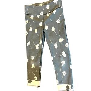 Fabletics Women’s Calf Length Yoga Leggings Black and White Flower Floral Print